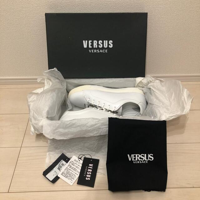 VERSUS(ヴェルサス)のヴェルサーチ ヴェルサス  ホワイト  シルバーメッキ　スニーカー　美品 メンズの靴/シューズ(スニーカー)の商品写真