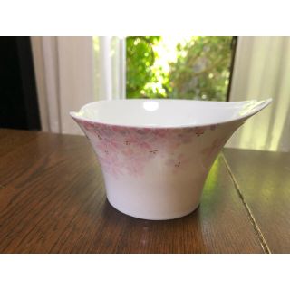 ナルミ(NARUMI)の【NARUMI】花弁型フラワーベース 花瓶 BONE CHINA (花瓶)