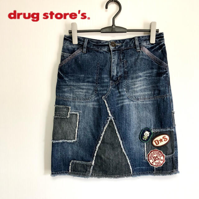 drug store's(ドラッグストアーズ)のdrug store's    リメイクライクワッペンデニムスカート レディースのスカート(ひざ丈スカート)の商品写真