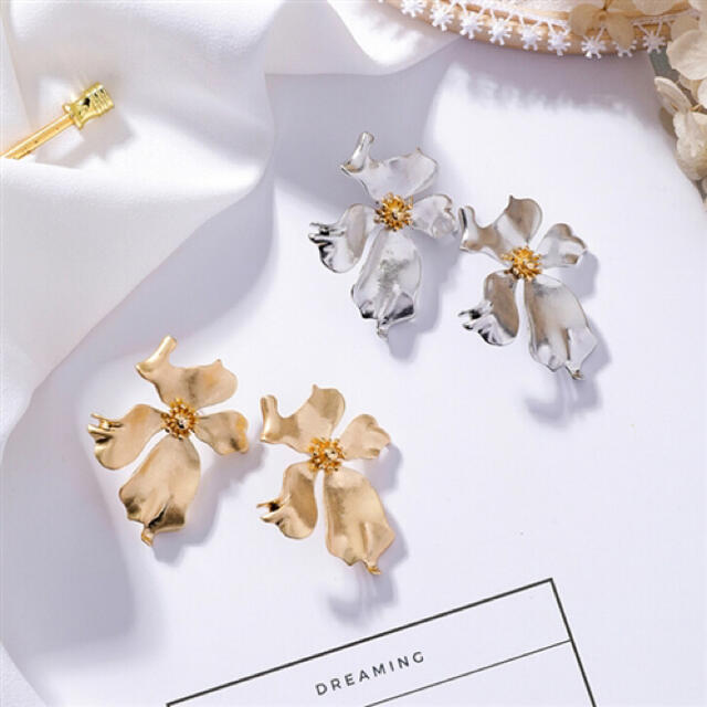 Vera Wang(ヴェラウォン)の再入荷！新品インポート♡メタル フラワー 花 ゴールド シルバー ピアス レディースのアクセサリー(ピアス)の商品写真