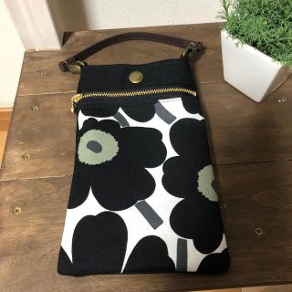 マリメッコ(marimekko)のスマホケース　スマホポーチ　かわいい！　ハンドメイド　マリメッコ  ウニッコ(ポーチ)