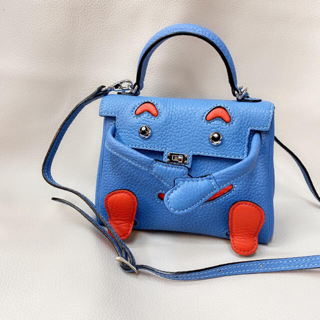 高品質なトゴ牛革で作られたミニショルダーバッグ