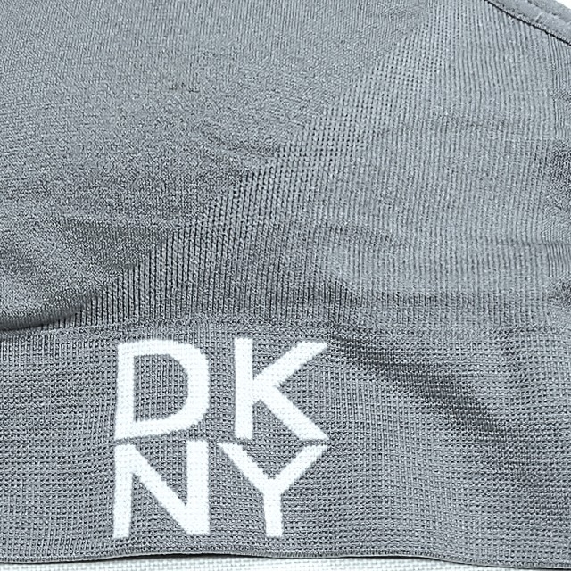 DKNY(ダナキャランニューヨーク)の訳あり　難あり　DKNY シームレス ブラジャー  ベージュ　ノンワイヤー レディースの下着/アンダーウェア(ブラ)の商品写真