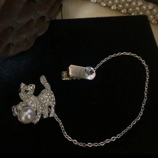 スワロフスキー(SWAROVSKI)のキラキラスワロフスキーストーン使用 猫ちゃんモチーフ 帽子クリップ(バレッタ/ヘアクリップ)