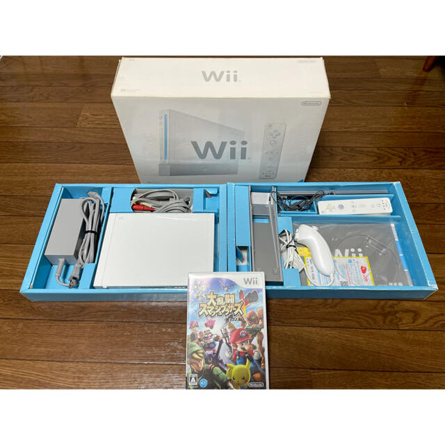 Wii(ウィー)のニンテンドー　Nintendo Wii 箱付き本体＋ソフト付き エンタメ/ホビーのゲームソフト/ゲーム機本体(家庭用ゲーム機本体)の商品写真