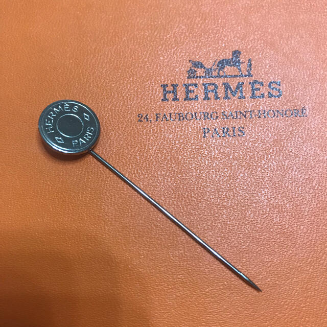 Hermes(エルメス)のHERMES エルメス 訳あり セリエ ピンブローチ ビンテージ レディースのアクセサリー(ブローチ/コサージュ)の商品写真