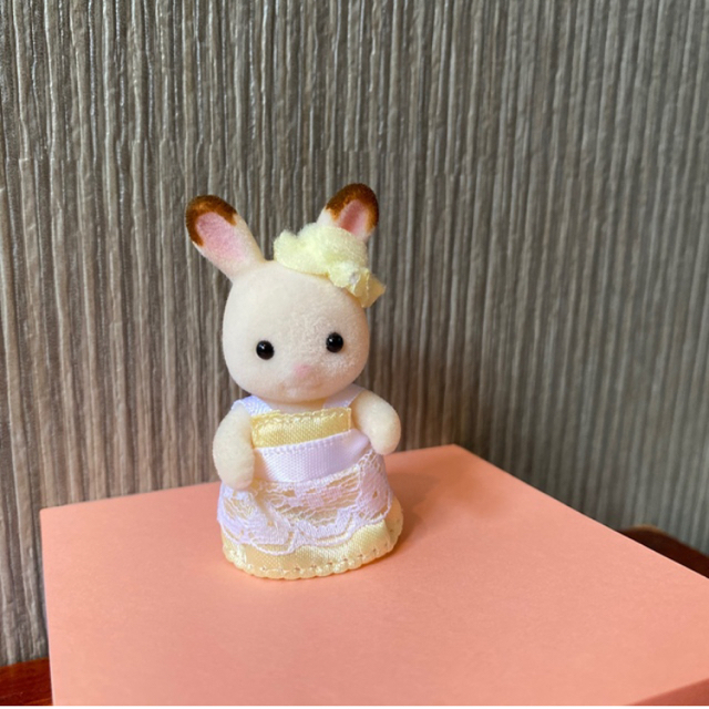 EPOCH(エポック)のシルバニアファミリー クマの赤ちゃん オレンジ園児服  ショコラウサギ エンタメ/ホビーのおもちゃ/ぬいぐるみ(ぬいぐるみ)の商品写真