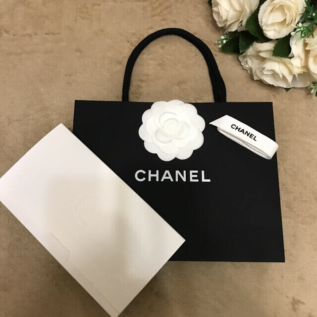 CHANEL(シャネル)の❤️CHANEL❤️カメリアとおリボン付きショッパー🎀とマスクケース❤️セット レディースのバッグ(ショップ袋)の商品写真