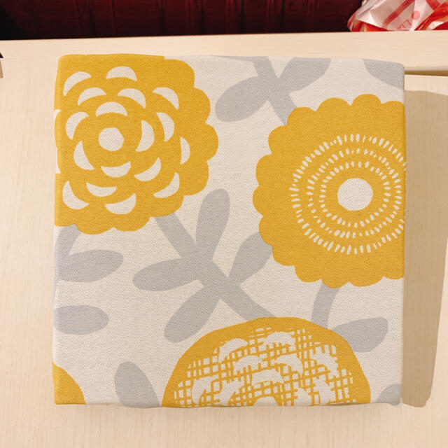 marimekko(マリメッコ)の壁飾り　北欧　マリメッコ柄　イエローフラワー エンタメ/ホビーの美術品/アンティーク(絵画/タペストリー)の商品写真