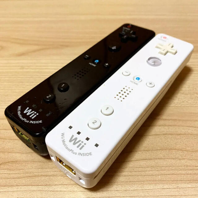 Wii(ウィー)の動作確認済み⭐️任天堂Wiiリモコンプラス2つセット〈シロ・クロ〉 エンタメ/ホビーのゲームソフト/ゲーム機本体(家庭用ゲーム機本体)の商品写真