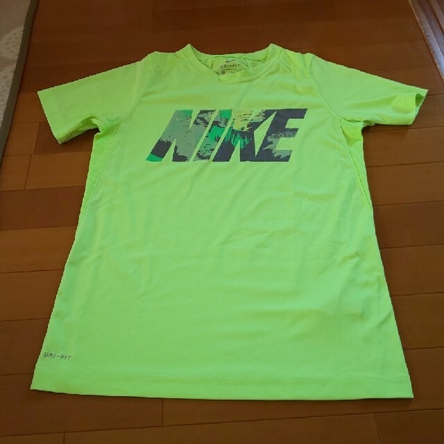 NIKE(ナイキ)の【SABON様専用】ナイキ　Tシャツ　ジュニアサイズ　160cm スポーツ/アウトドアのサッカー/フットサル(ウェア)の商品写真