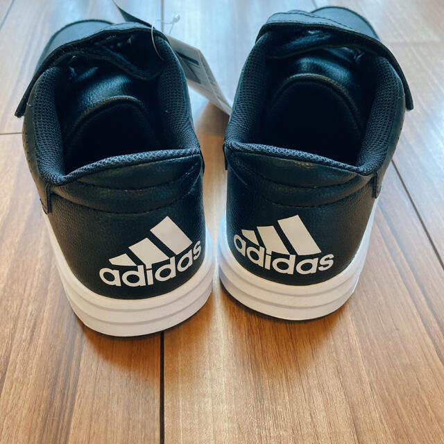 adidas(アディダス)の【adidas】スニーカー キッズ/ベビー/マタニティのキッズ靴/シューズ(15cm~)(スニーカー)の商品写真