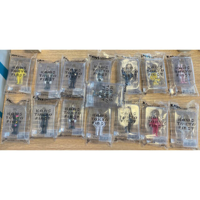 KAWS Tokyo FIRST キーホルダー種セット キーホルダー