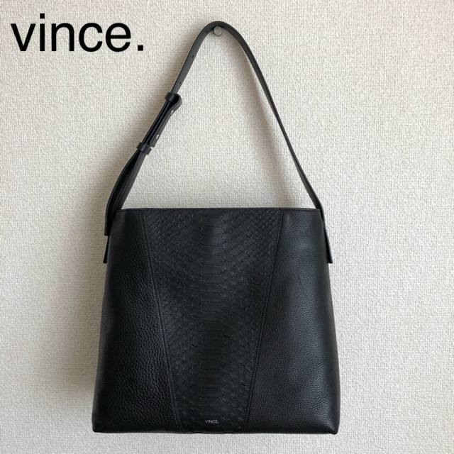 vince.　レザーショルダーバッグ　（ブラック）