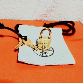 エルメス(Hermes)のHERMES ゴールド カデナパドロック 南京錠鍵2本(保存袋)付き！(ネックレス)