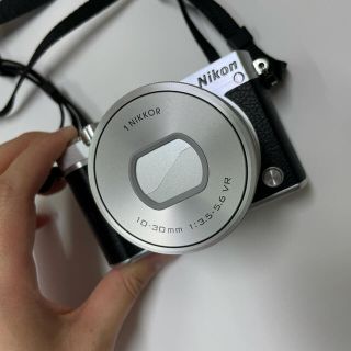 ニコン(Nikon)の修様　美品　Nikon 1 J5 ミラーレスカメラ　(ミラーレス一眼)