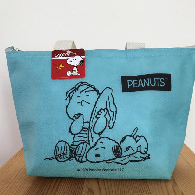 PEANUTS(ピーナッツ)の専用商品　　新品　保温・保冷　ランチバッグ　スヌーピー　ブルー インテリア/住まい/日用品のキッチン/食器(弁当用品)の商品写真