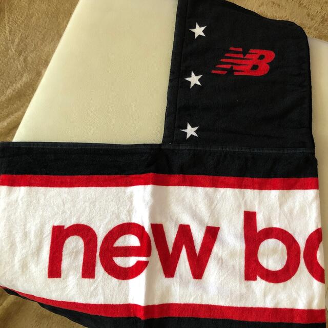 New Balance(ニューバランス)のnew balanceフード付きタオル インテリア/住まい/日用品の日用品/生活雑貨/旅行(タオル/バス用品)の商品写真