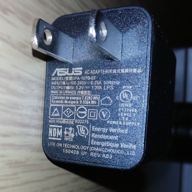 ASUS(エイスース)のASUSU スマホ充電器　純正アダプター スマホ/家電/カメラのスマートフォン/携帯電話(バッテリー/充電器)の商品写真