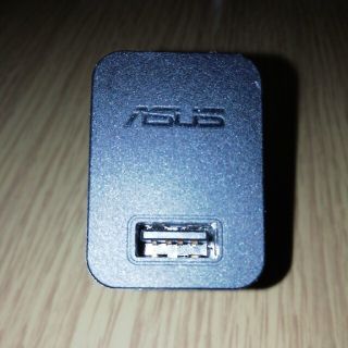 エイスース(ASUS)のASUSU スマホ充電器　純正アダプター(バッテリー/充電器)