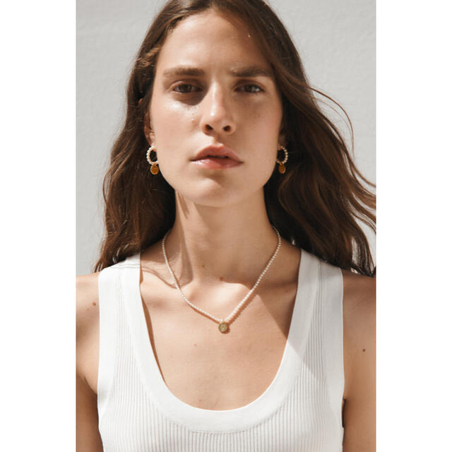 ZARA(ザラ)の新品未使用　ZARA イニシャルディテール　フェイクパールネックレス　R レディースのアクセサリー(ネックレス)の商品写真