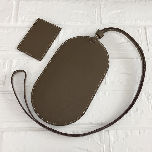 在庫豊富な 本革 オーバル スマホポーチ スマホバッグ グレージュの通販 by Suchan♪'s shop|ラクマ 格安高品質