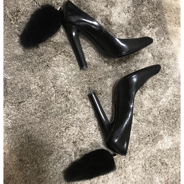 Alexander Wang(アレキサンダーワン)のALEXANDER WANG アレキサンダーワン ファーチャームヒールパンプス  レディースの靴/シューズ(ハイヒール/パンプス)の商品写真