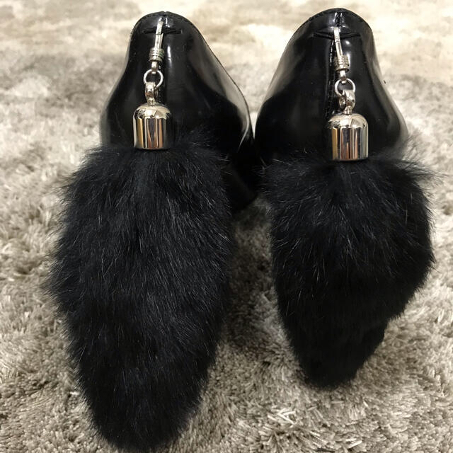 Alexander Wang(アレキサンダーワン)のALEXANDER WANG アレキサンダーワン ファーチャームヒールパンプス  レディースの靴/シューズ(ハイヒール/パンプス)の商品写真