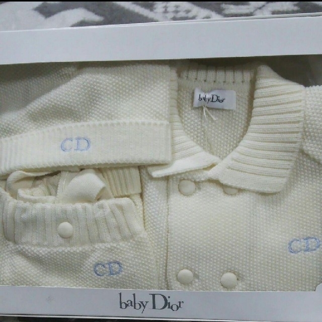 baby Dior(ベビーディオール)のbaby Dior　ベビーディオール　ニット　アウター　パンツ　帽子　3点セット キッズ/ベビー/マタニティのキッズ服男の子用(90cm~)(カーディガン)の商品写真