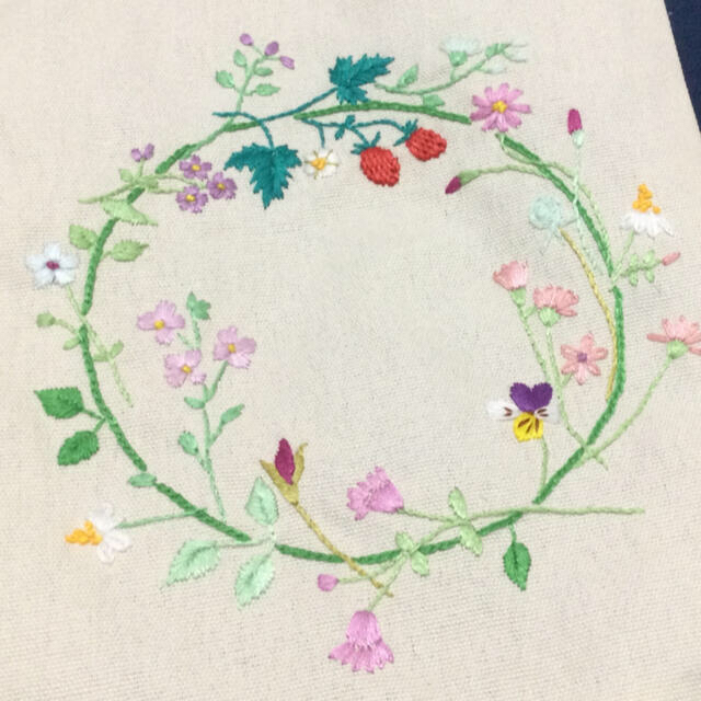 はな様専用！おまとめ割引❗️刺繍巾着　花リース　ハンドメイド ハンドメイドのファッション小物(ポーチ)の商品写真