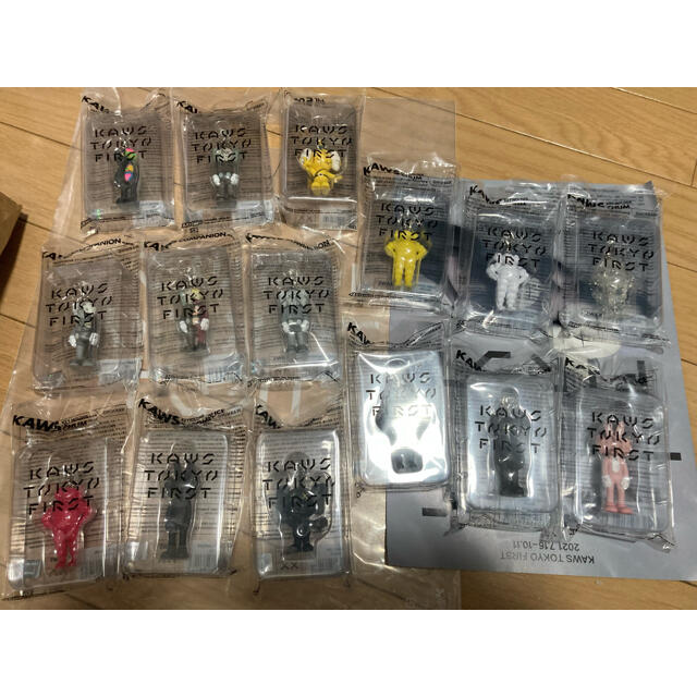 KAWS Tokyo FIRST キーホルダー15種セット カウズ トウキョウ