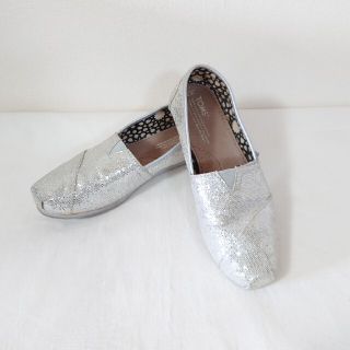 トムズ(TOMS)のお値下げしました‼️★ TOMS ★ シルバー • スリッポン  💕(スリッポン/モカシン)