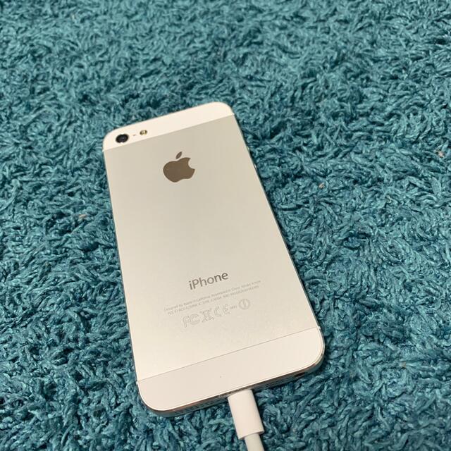 Apple(アップル)のau iPhone5 ホワイト&シルバー本体 スマホ/家電/カメラのスマートフォン/携帯電話(スマートフォン本体)の商品写真