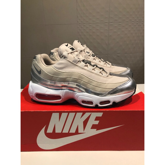 NIKE(ナイキ)の【美品】NIKE AIRMAX95 SE 24.0cm レディースの靴/シューズ(スニーカー)の商品写真