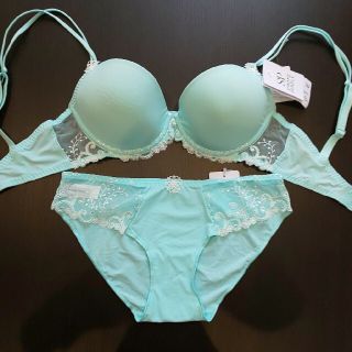 シモーヌペレール(Simone Perele)の☆シモーヌ ペレール☆Ｅ65 ショーツMくらい 新品(ブラ&ショーツセット)