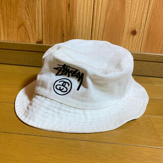 ステューシー(STUSSY)のstussy ステューシー  筆記体 シャネルロゴ 刺繍 ハット(ハット)