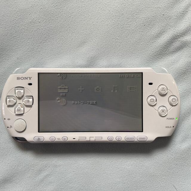 PlayStation Portable(プレイステーションポータブル)のSONY PSP-3000 パールホワイト　他 エンタメ/ホビーのゲームソフト/ゲーム機本体(携帯用ゲーム機本体)の商品写真