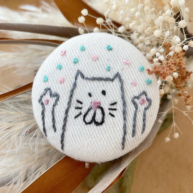 猫ちゃん 刺繍 くるみボタンのヘアゴム 通販