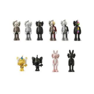 メディコムトイ(MEDICOM TOY)のKAWS TOKYO FIRST カウズ　キーホルダー 10種類　(キーホルダー)