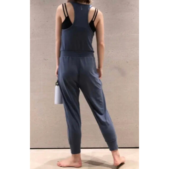 NIKE(ナイキ)の新品　NIKE YOGAナイキヨガ サロペット ジャンプスーツ サルエルパンツ スポーツ/アウトドアのトレーニング/エクササイズ(ヨガ)の商品写真