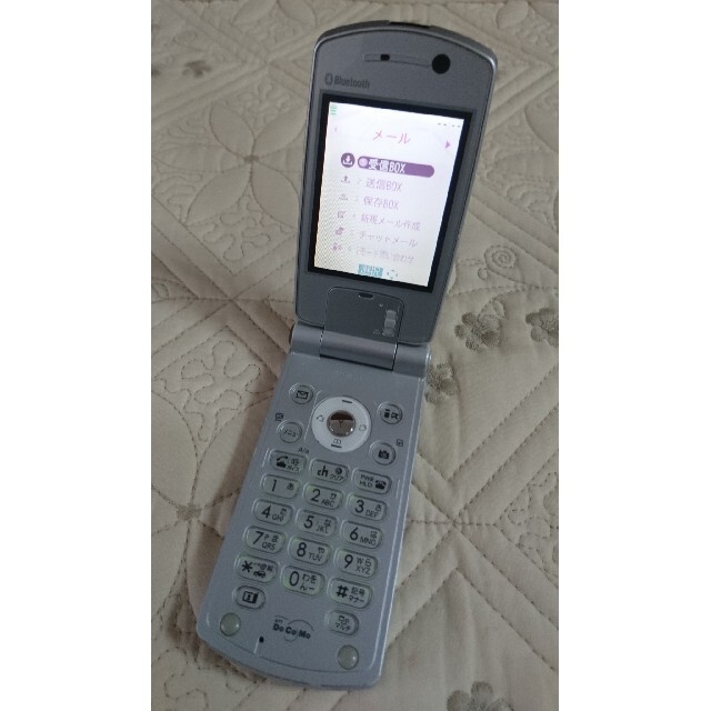 Panasonic(パナソニック)のdocomo ガラケー  P902i  シルバー×クールグラス 電池パックなし スマホ/家電/カメラのスマートフォン/携帯電話(携帯電話本体)の商品写真