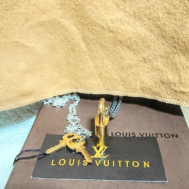 LOUIS VUITTON(ルイヴィトン)のルイヴィトン ゴールド カデナ南京錠、鍵2本付き！ メンズのアクセサリー(ネックレス)の商品写真