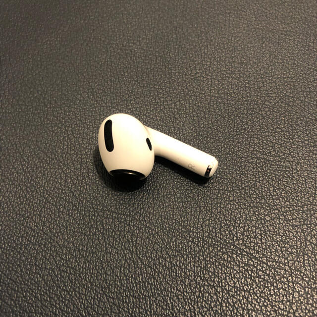 Apple(アップル)のAirPods pro 右耳用 スマホ/家電/カメラのオーディオ機器(ヘッドフォン/イヤフォン)の商品写真