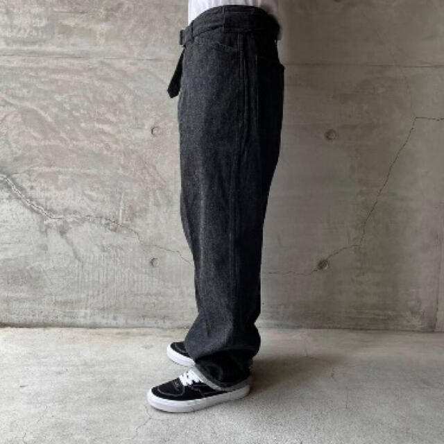 COMOLI(コモリ)のcomoli ベルテッドデニム　サイズ1 21aw ブラックエクリュ メンズのパンツ(デニム/ジーンズ)の商品写真