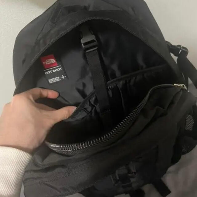 THE NORTH FACE(ザノースフェイス)のノースフェイス　リュック　ホットショット　ブラック　タグ付き　実物写真 メンズのバッグ(バッグパック/リュック)の商品写真