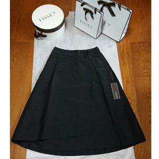 フォクシー(FOXEY)の【新品】FOXEY Skirt "Side Buckle" ブラックブラック(ひざ丈スカート)