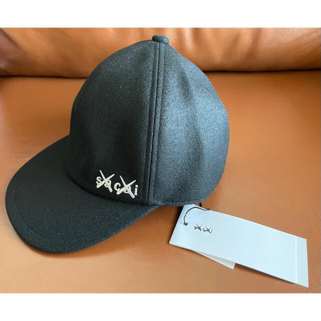 sacai(サカイ)のsacai x KAWS Melton Cap BLACK×WHITE メンズの帽子(キャップ)の商品写真