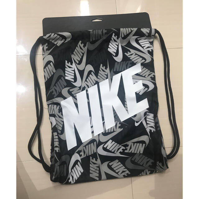 NIKE(ナイキ)のナイキ ジムサック 白黒　新品 キッズ/ベビー/マタニティのこども用バッグ(リュックサック)の商品写真