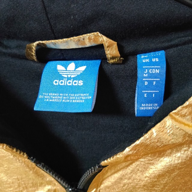 adidas(アディダス)の美品 adidas ナイロンパーカー ゴールド トレーニングウェア ジャケット レディースのジャケット/アウター(ナイロンジャケット)の商品写真