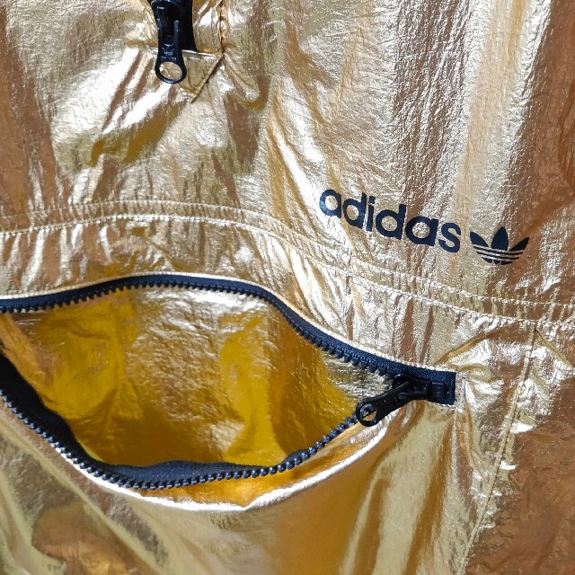 adidas(アディダス)の美品 adidas ナイロンパーカー ゴールド トレーニングウェア ジャケット レディースのジャケット/アウター(ナイロンジャケット)の商品写真